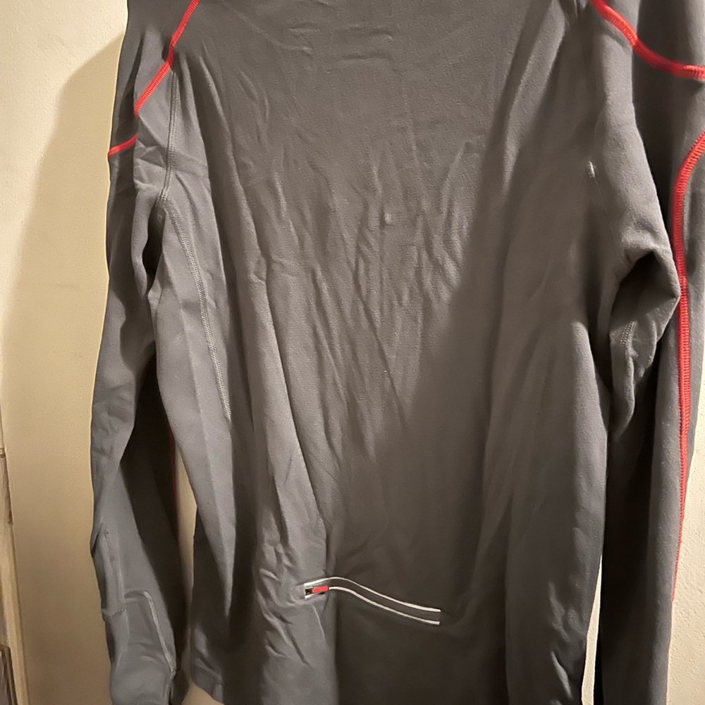 Lululemon long sleeve wear a few time’s looking for a new home!!!!!